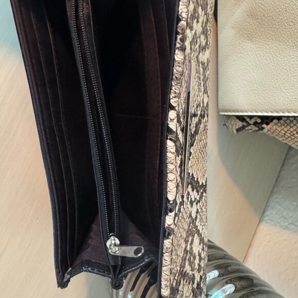 ✨ Kenneth Cole Reaction Snakeskin Handbag & Wallet Set – Cream/Beige & Black ✨ - Picture 2 of 9